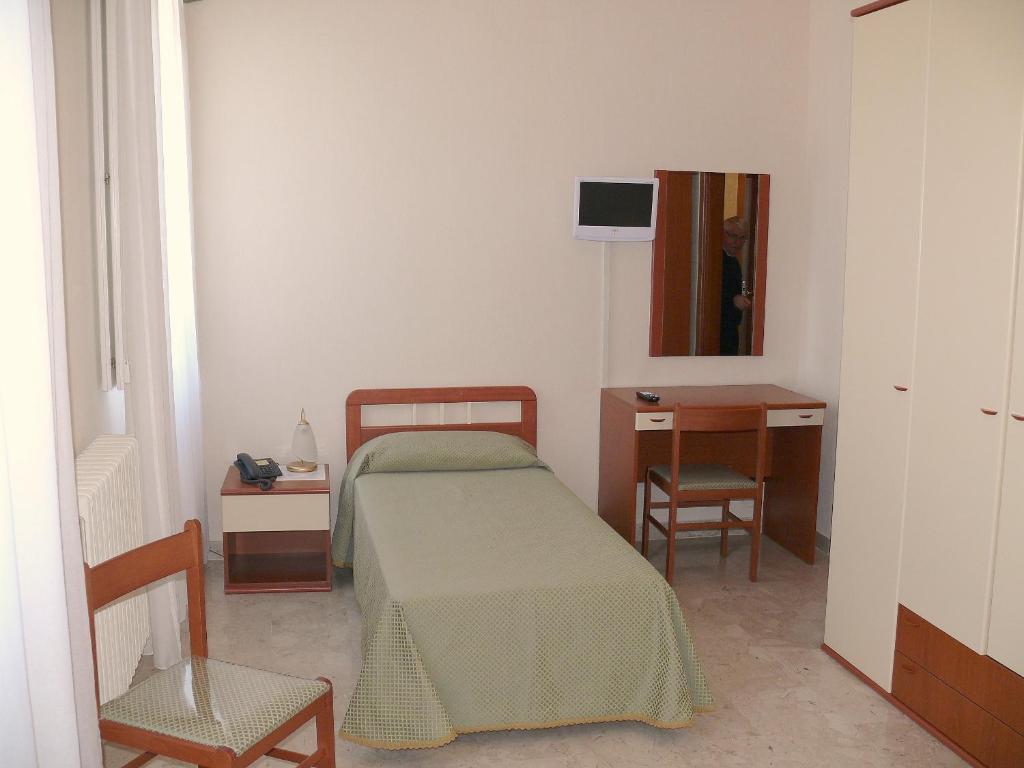Albergo Casa Del Pellegrino Monte SantʼAngelo Chambre photo