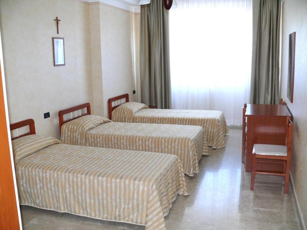 Albergo Casa Del Pellegrino Monte SantʼAngelo Chambre photo