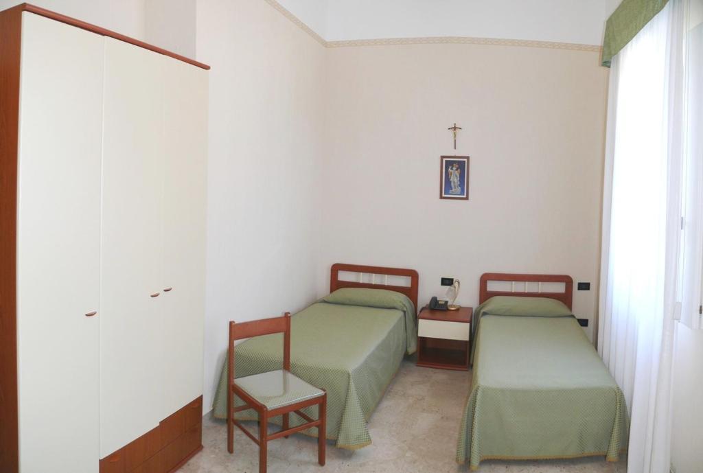 Albergo Casa Del Pellegrino Monte SantʼAngelo Chambre photo