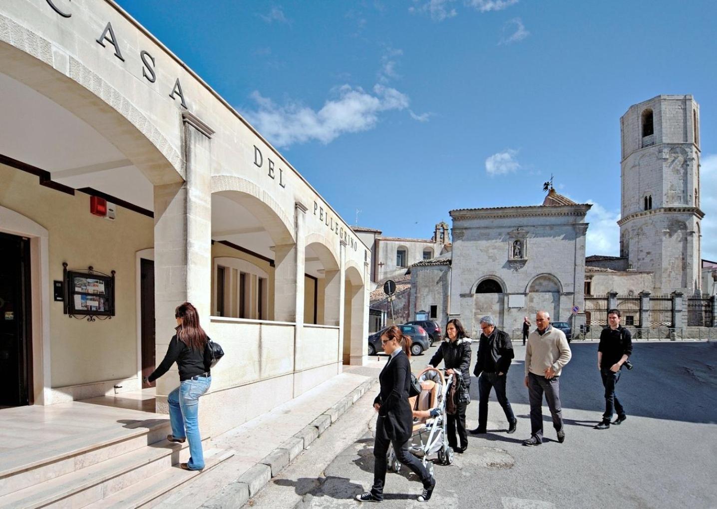 Albergo Casa Del Pellegrino Monte SantʼAngelo Extérieur photo