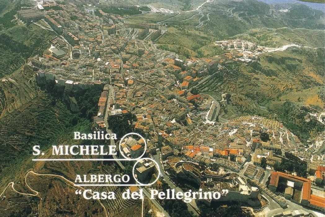 Albergo Casa Del Pellegrino Monte SantʼAngelo Extérieur photo